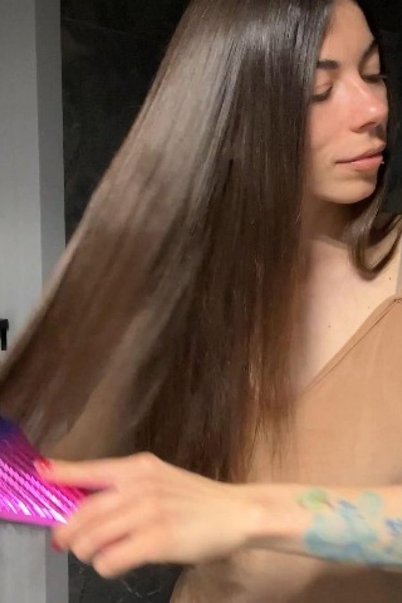 Hair Brushing - Screenshot 1 of 4 - Babes