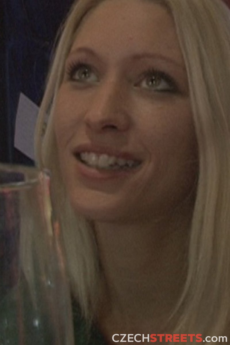 Squirting Waitress - Screenshot 1 of 4 - Babes