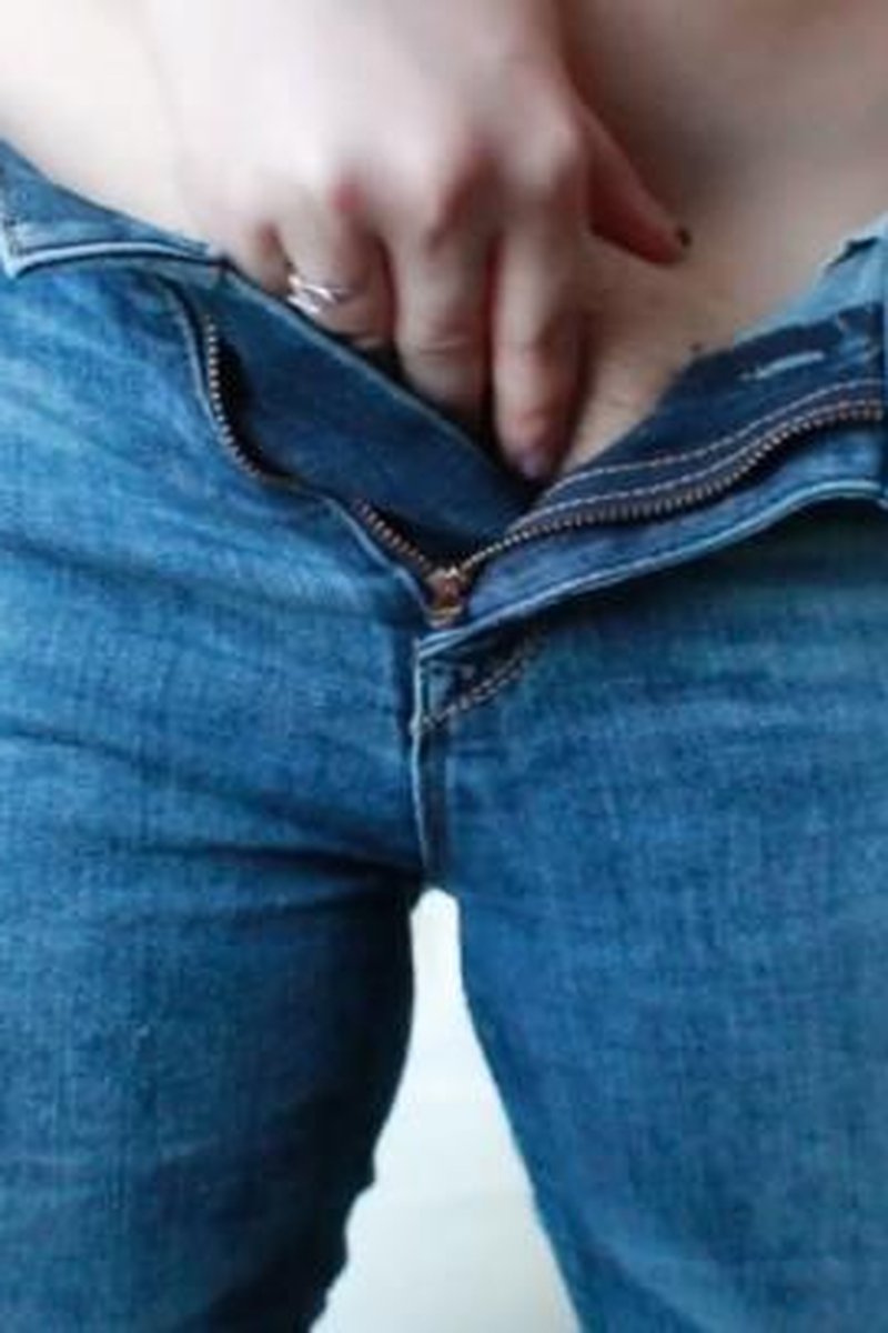 Tight Jeans And A Tighter Asshole - Screenshot 1 of 4 - Asshole Fetish