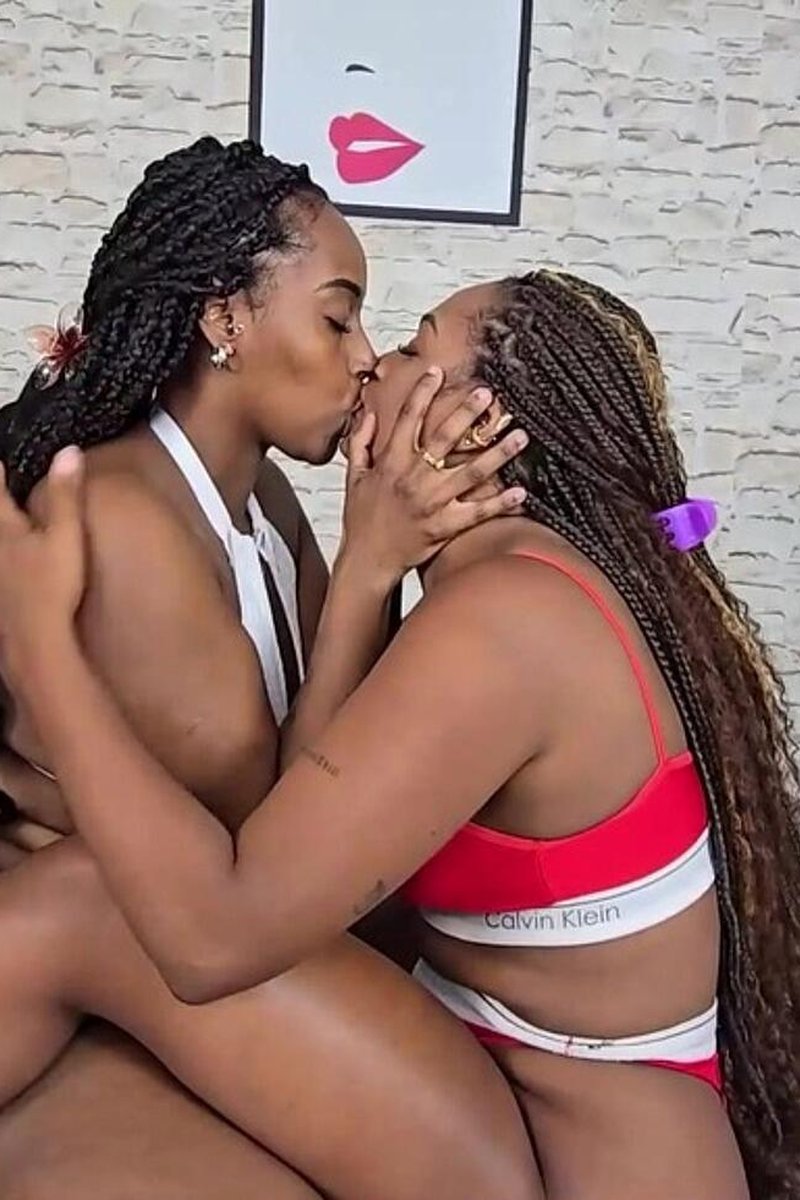 Step-Sisters' Kiss - Screenshot 1 of 4 - Black