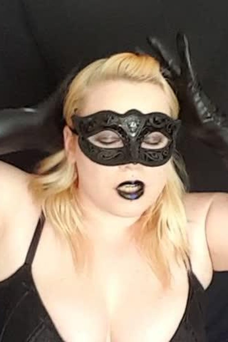Chubby Goth Striptease - Screenshot 1 of 4 - Curvy