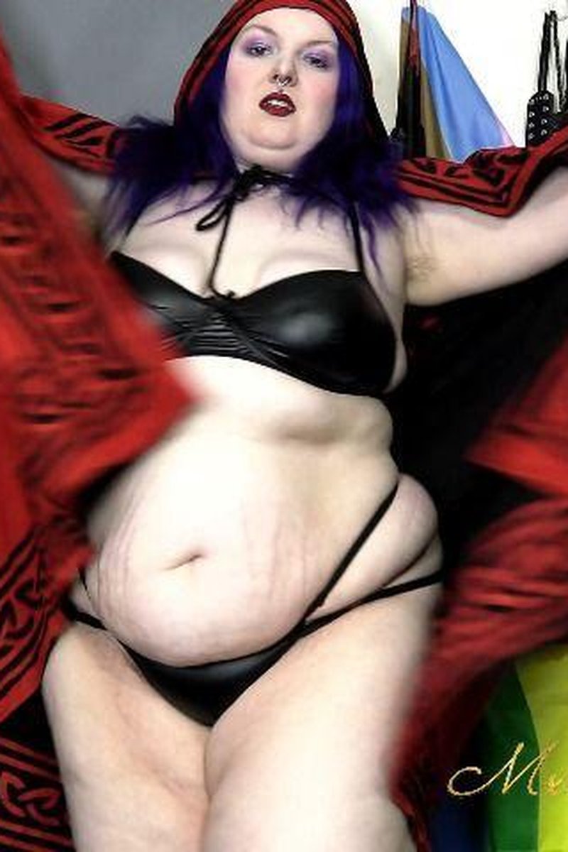 The Caped Creature - Screenshot 1 of 4 - Belly Dancing
