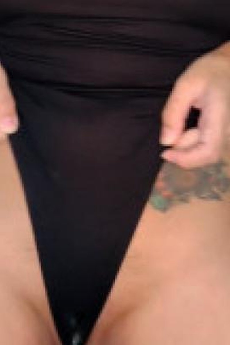 Pee In The Kitchen - Screenshot 1 of 4 - Golden Shower