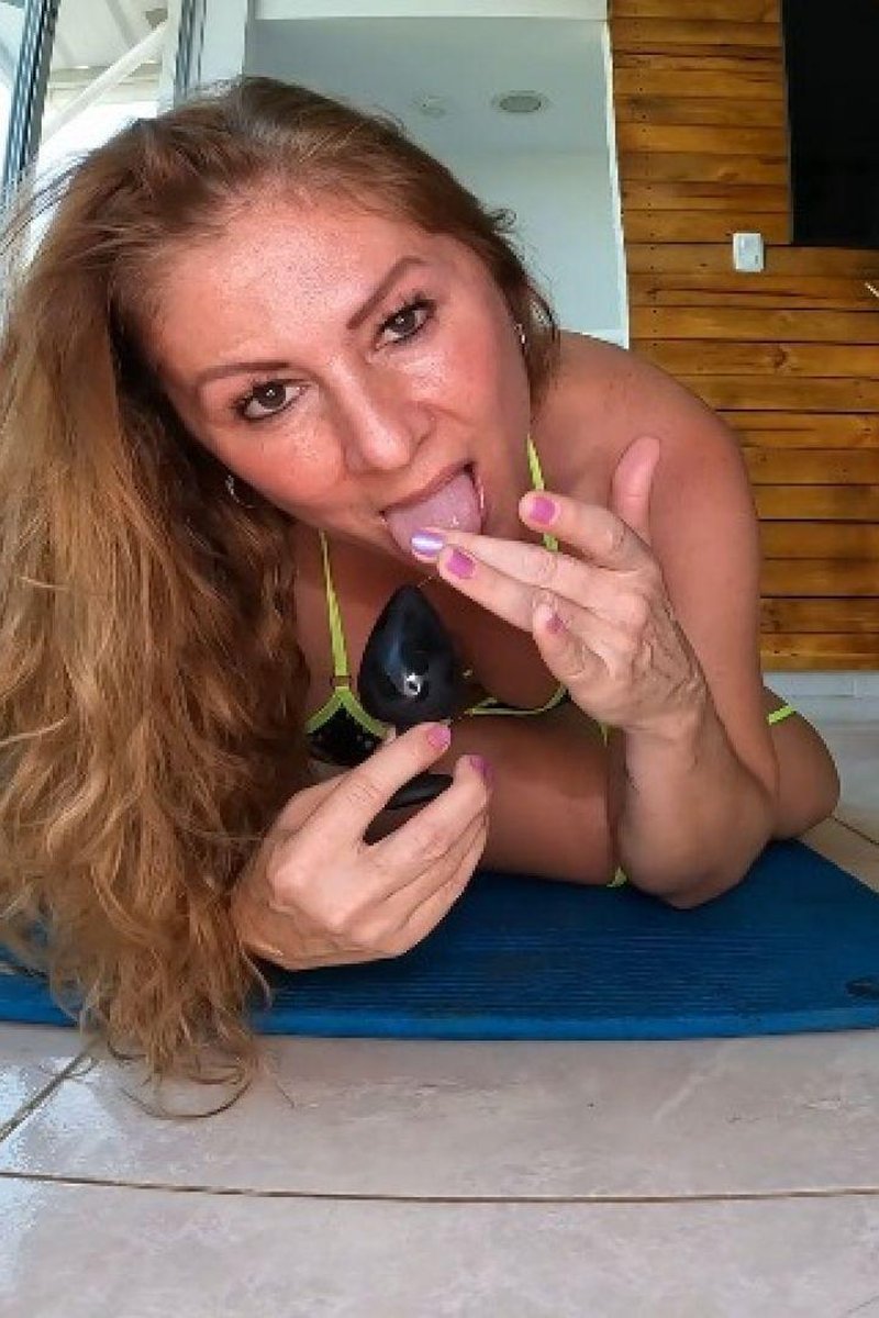 Inserting Butt Plug Size L - Screenshot 1 of 4 - Ass Fetish
