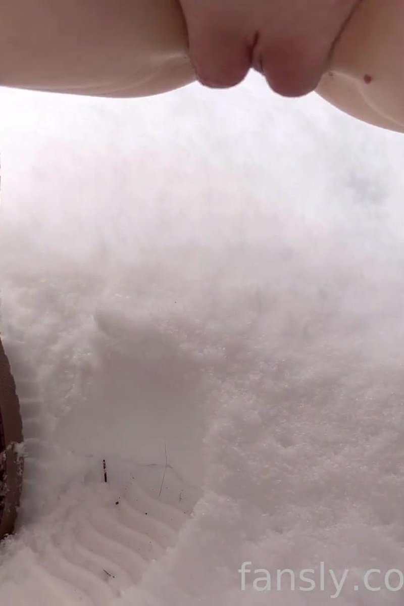 Snow Pp! - Screenshot 1 of 4 - Bottomless Female