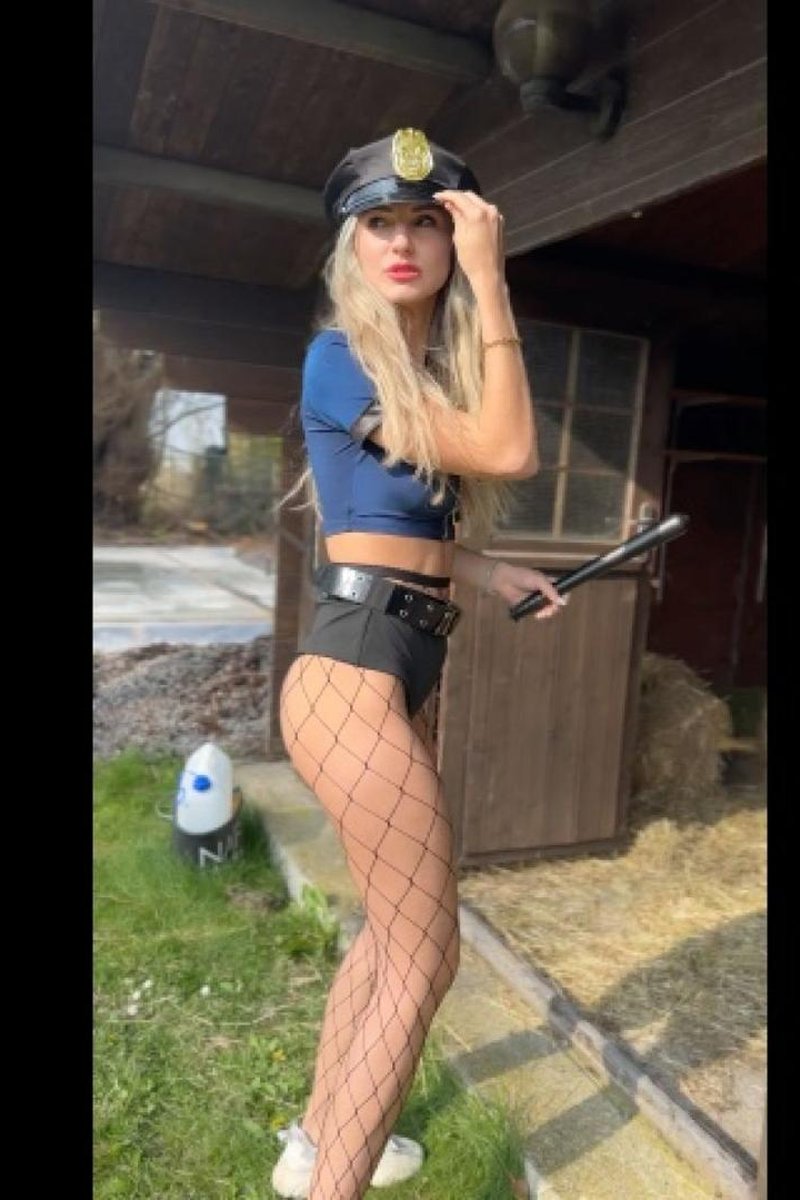 Naughty Policegirl - Screenshot 1 of 4 - Blonde Hair (Female)