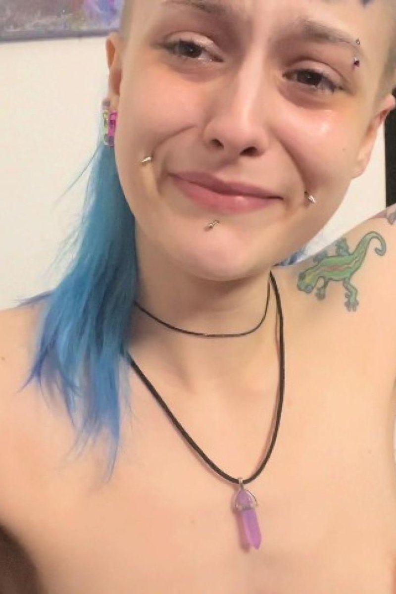 Crying - Screenshot 1 of 4 - Alternative Girl