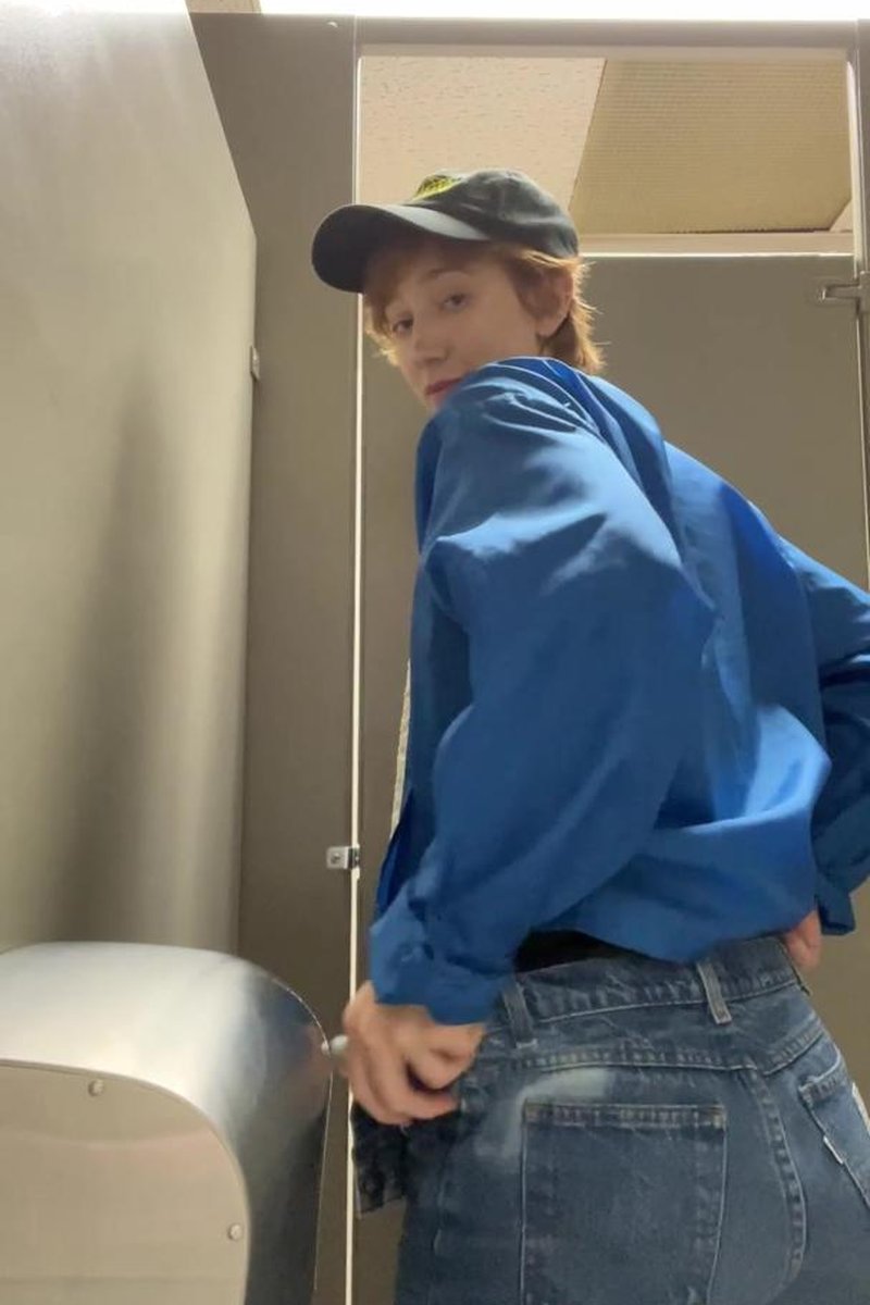 Bathroom Stall Buttplug Insertion - Screenshot 1 of 4 - Alice White