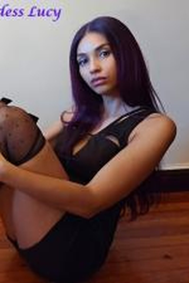 Nylon Addict - Screenshot 1 of 4 - Body Worship