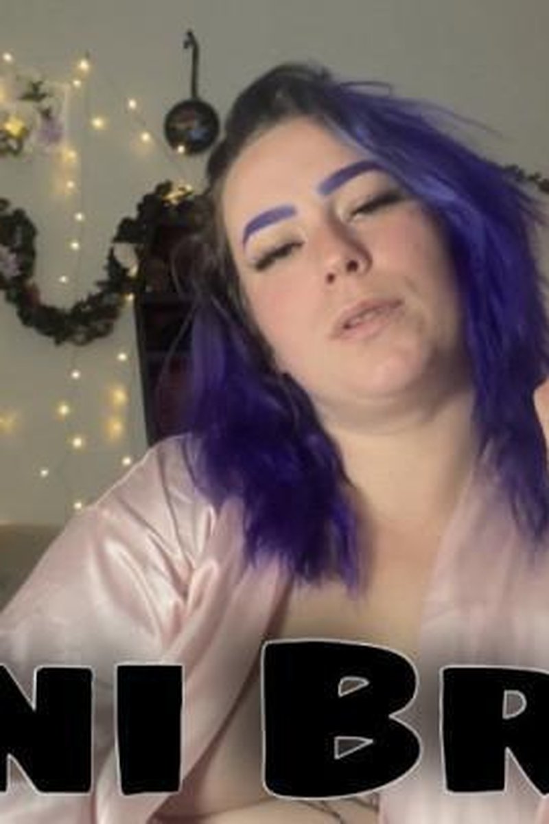 Smoking Babe - Screenshot 1 of 4 - BBW