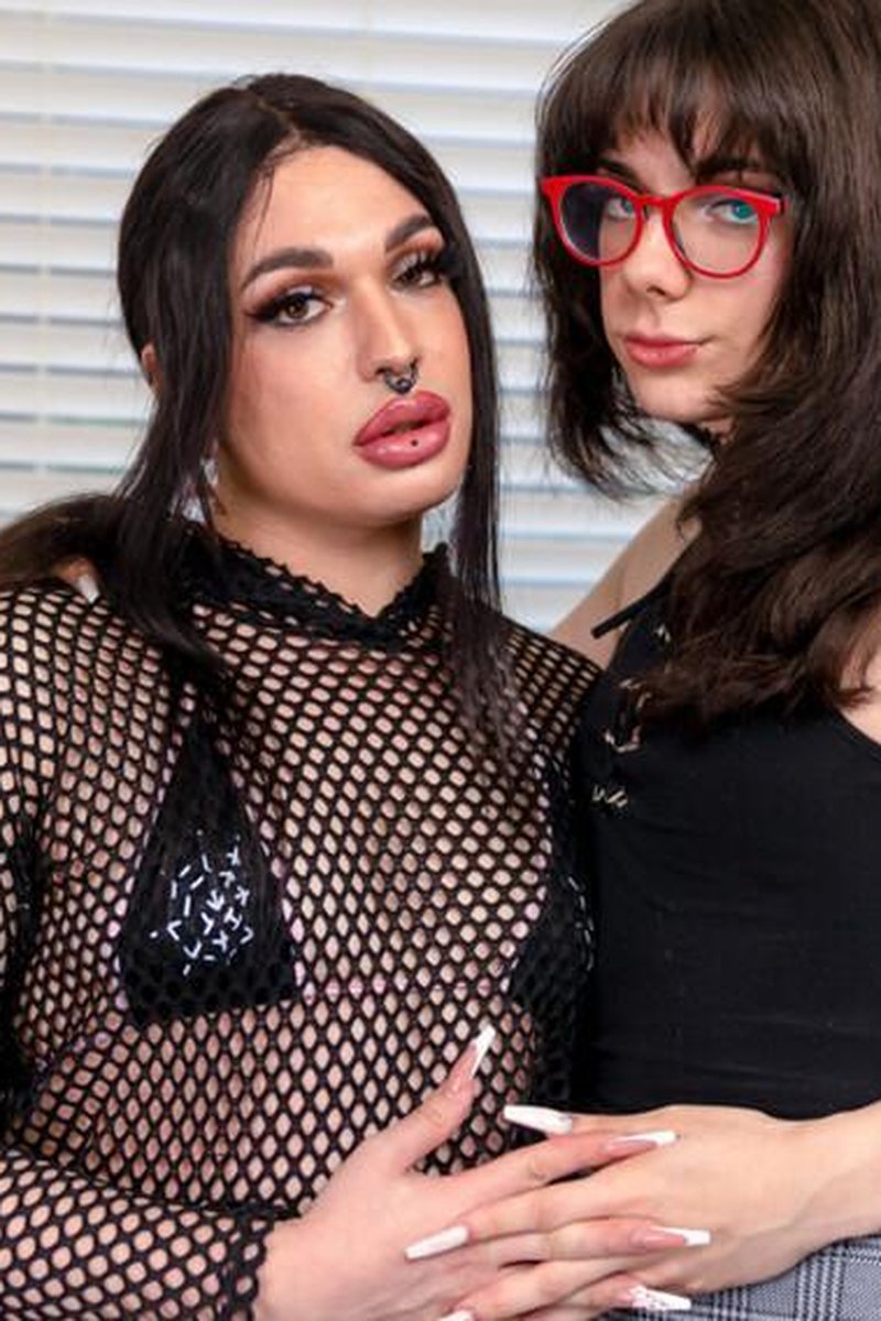Vylette & Cali - Screenshot 1 of 4 - Black Hair