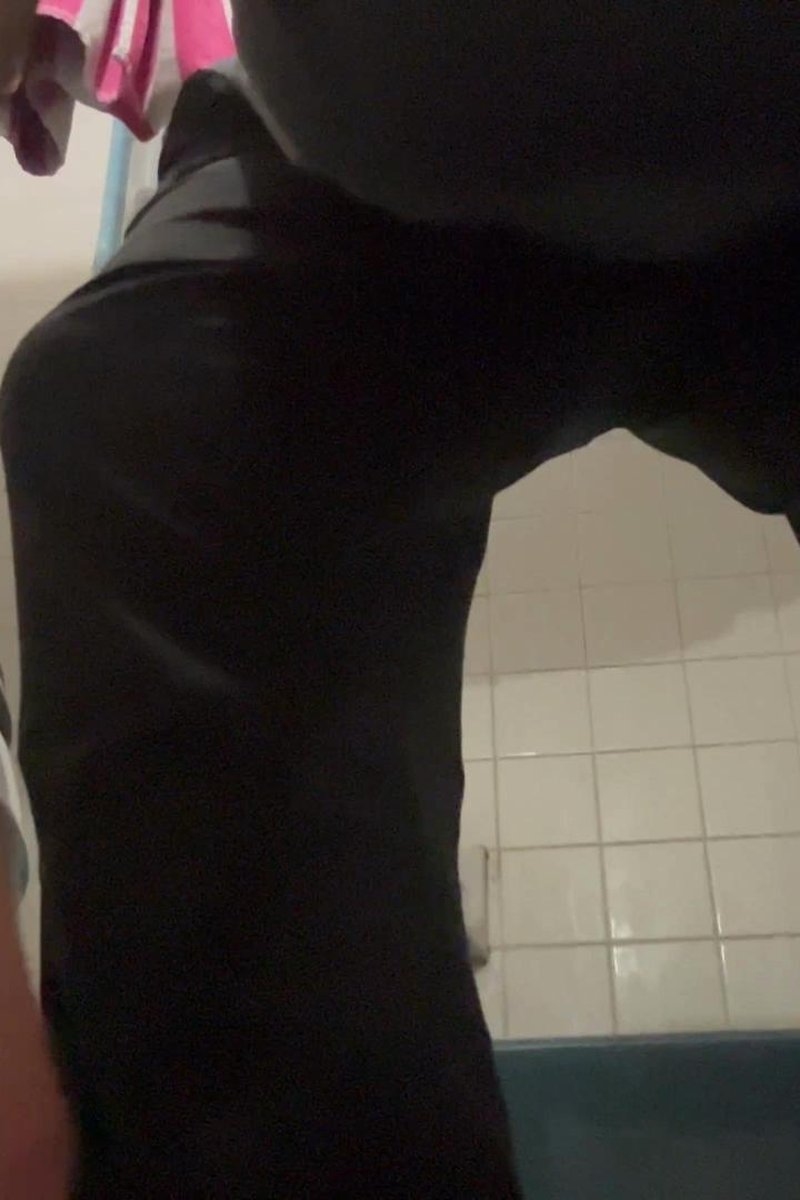 Bathroom Squirter - Screenshot 1 of 4 - Bathroom