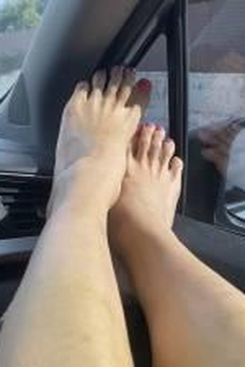 Car Feet Tease - Screenshot 1 of 4 - Foot Fetish