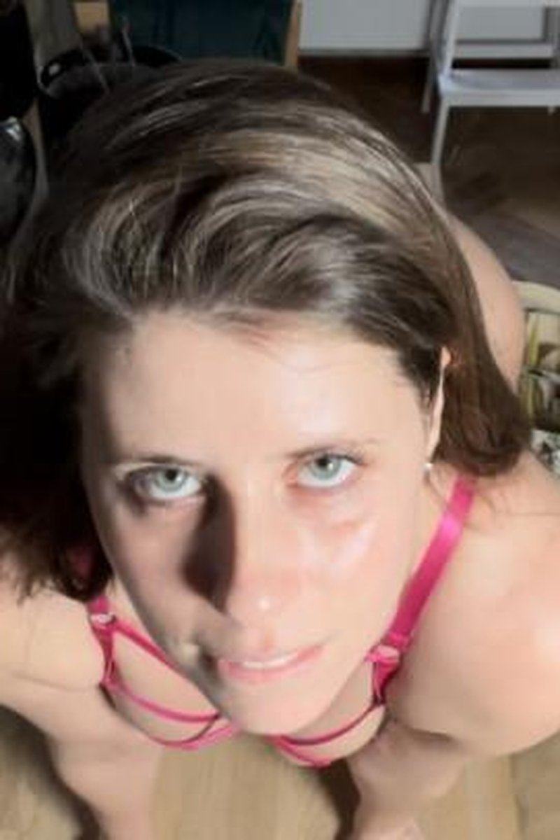 Kitchen Table Squirting - Screenshot 1 of 4 - Countertop