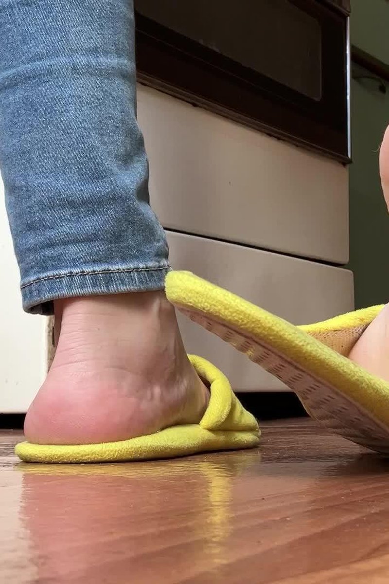 Slippers! - Screenshot 1 of 4 - Foot Fetish