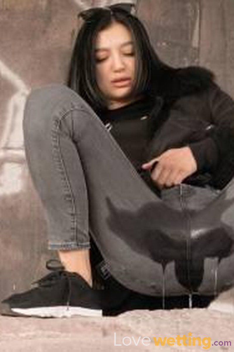 Madison Quinn - Bonus With Madison Quinn - Screenshot 1 of 4 - Jeans