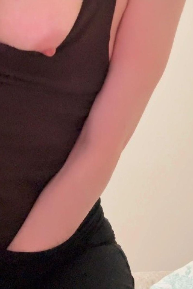 Secretly Playing - Screenshot 1 of 4 - Femalemasturbation