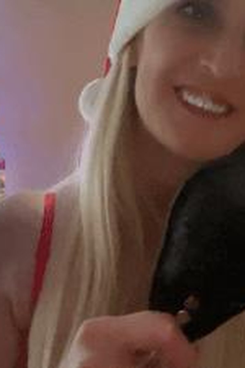 Xmas Spanking - Screenshot 1 of 4 - Babes