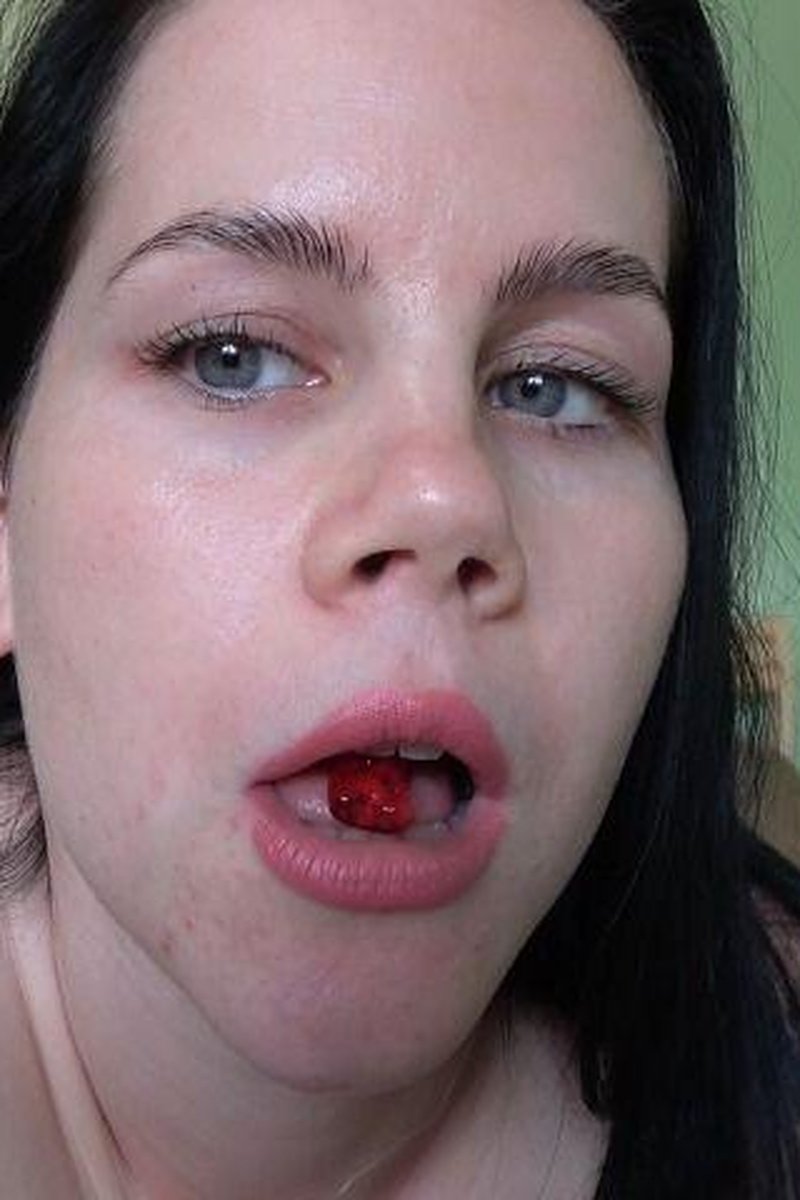 Anna Eats Gummy Bears - Screenshot 1 of 4 - Close Up