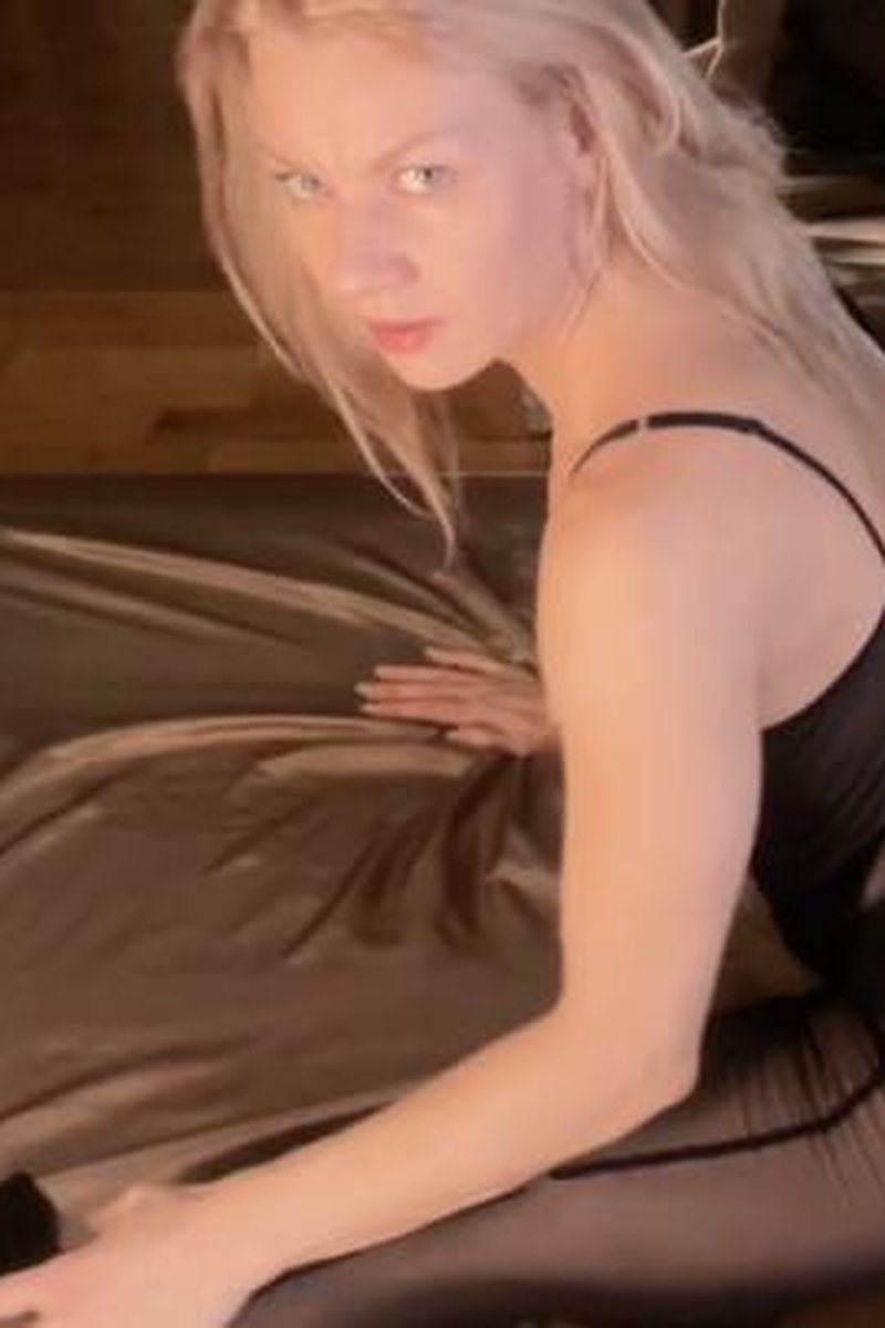Hot Stretching Session - Screenshot 1 of 4 - Custom Vid