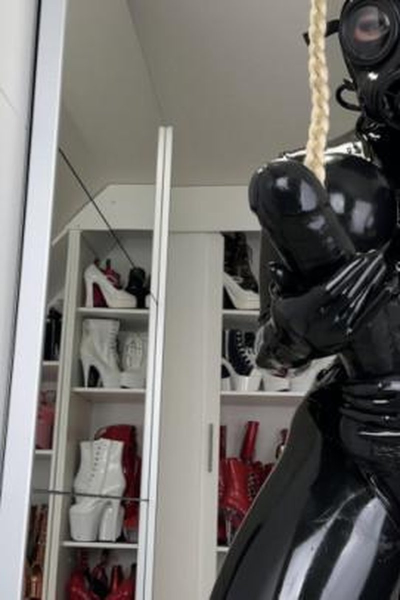 Undressing - Screenshot 1 of 4 - Catsuit