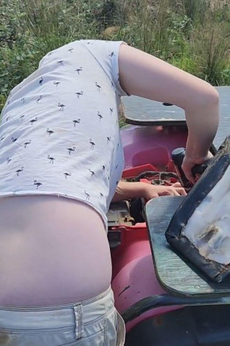 Girl Fixing Quad While Everyone Stares At Her Buttcrack - Screenshot 1 of 4 - Ass Fetish