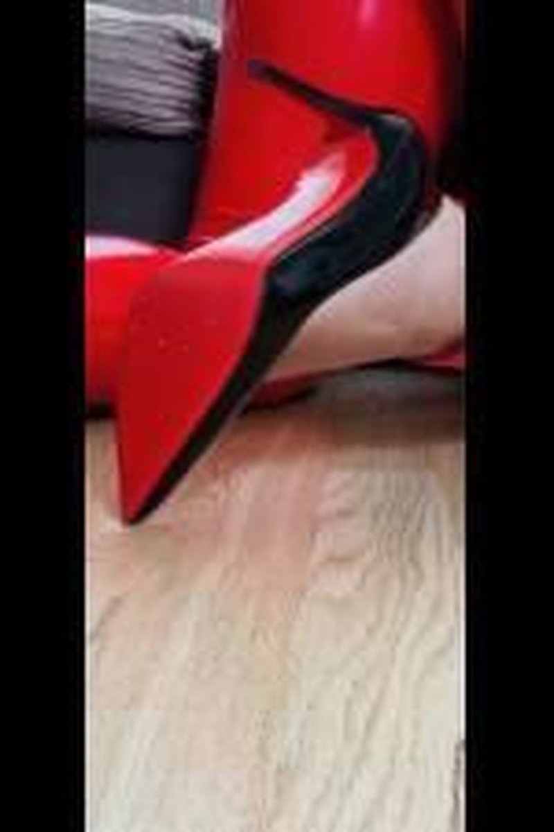 Cleavage - Screenshot 1 of 4 - Big Tits