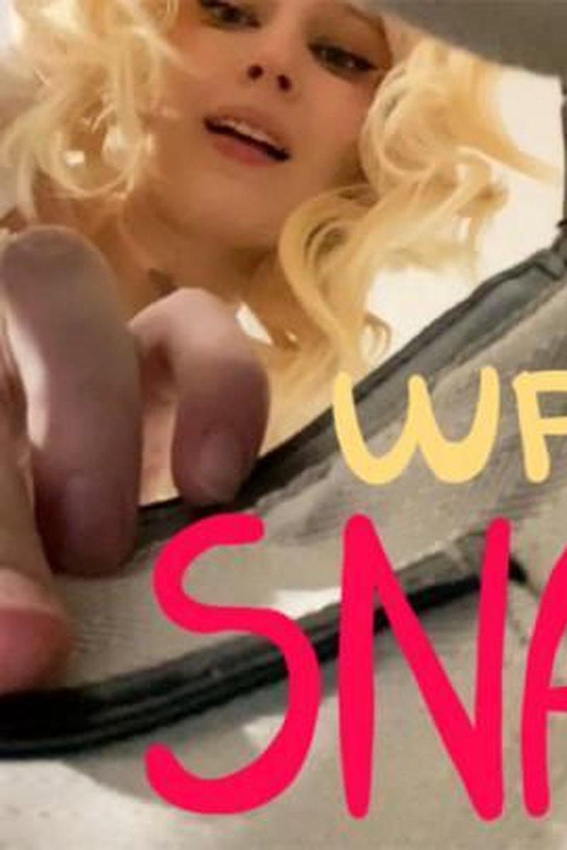 Giantess Accidentally Eats Tiny Man - Screenshot 1 of 4 - Chewing