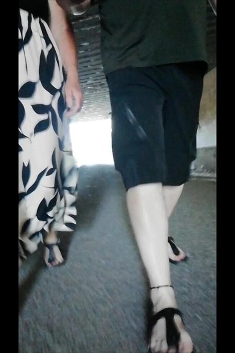 Spaziergang Mit Nylonjunge In Birkenstocks - Screenshot 1 of 4 - Amateur