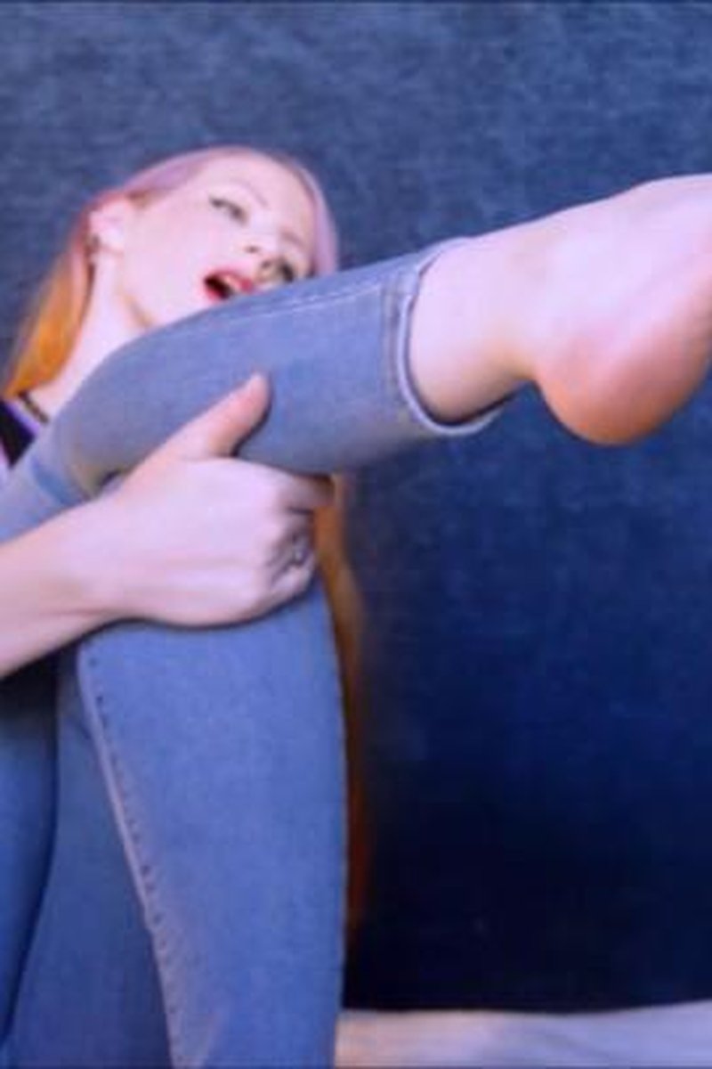 Pink Heels Dangle - Screenshot 1 of 4 - Foot Fetish