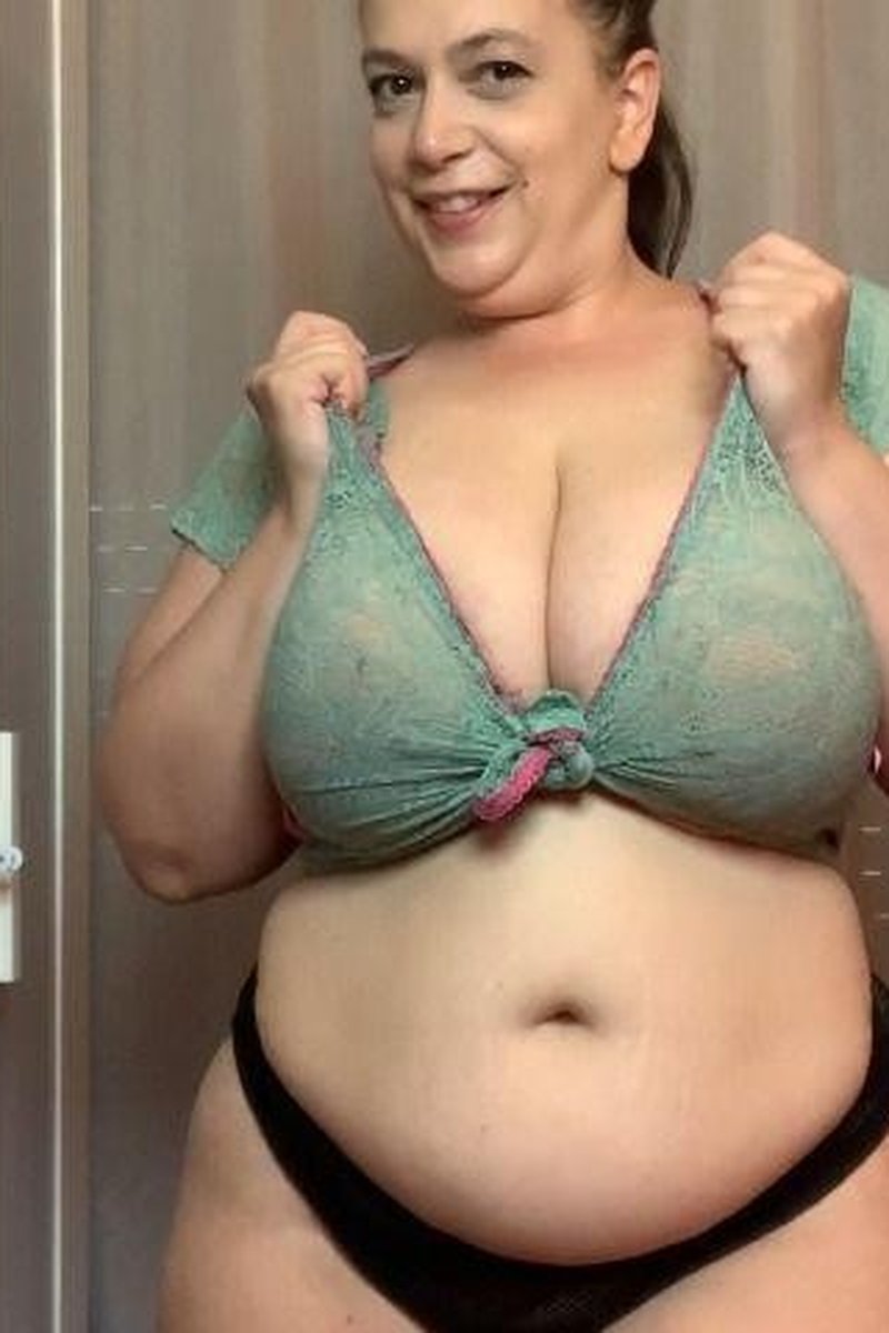 BBW Belly Button Play - Screenshot 1 of 4 - BBW