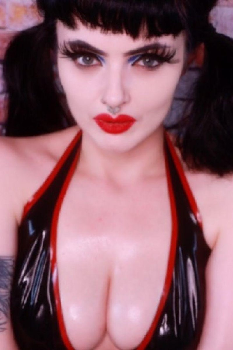 Quickie Inhale - Screenshot 1 of 4 - Femdom