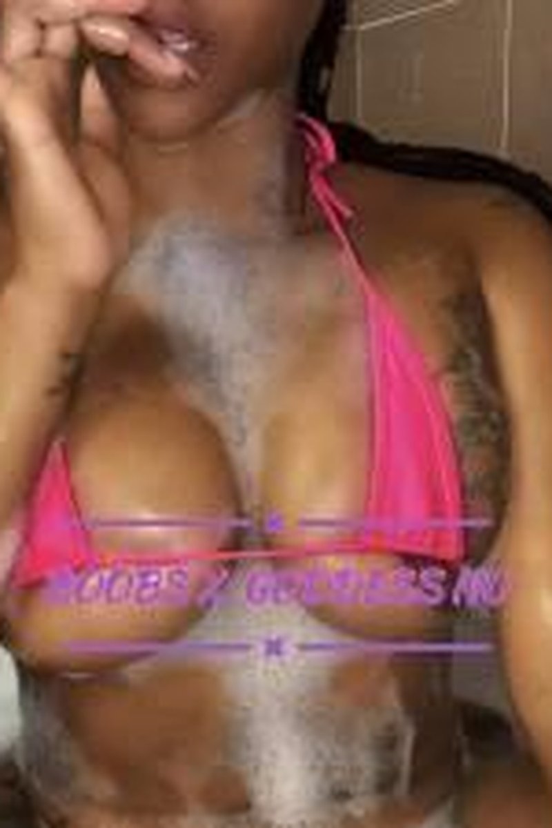 Bubbles & Boobs - Screenshot 1 of 4 - Bathroom