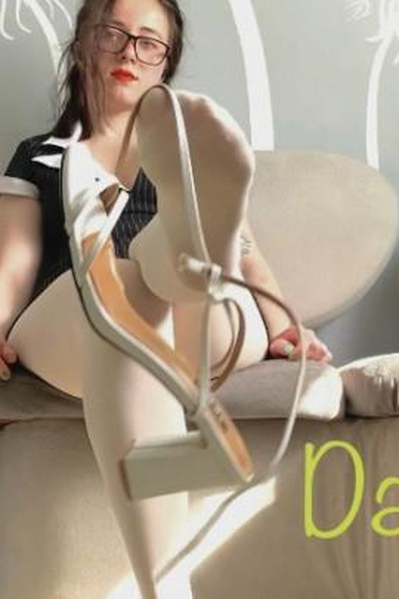 Shoe Dangling - Screenshot 1 of 4 - Foot Fetish