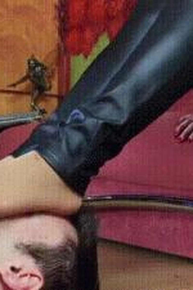 TP-iwantclipspolishmistress-2-women-have-a-man-below-their-feet-polish-language-mix-hd-1920x1080