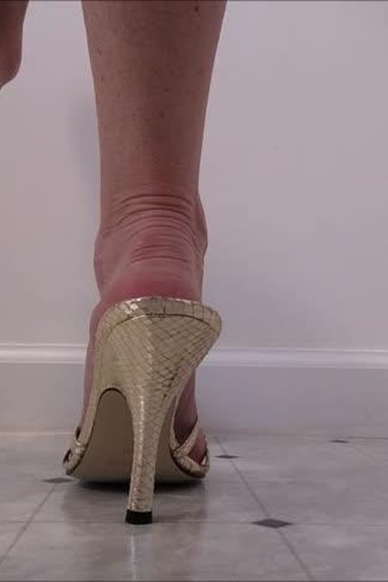 Dangling & Heel Slapping - Screenshot 1 of 4 - Close Up Feet
