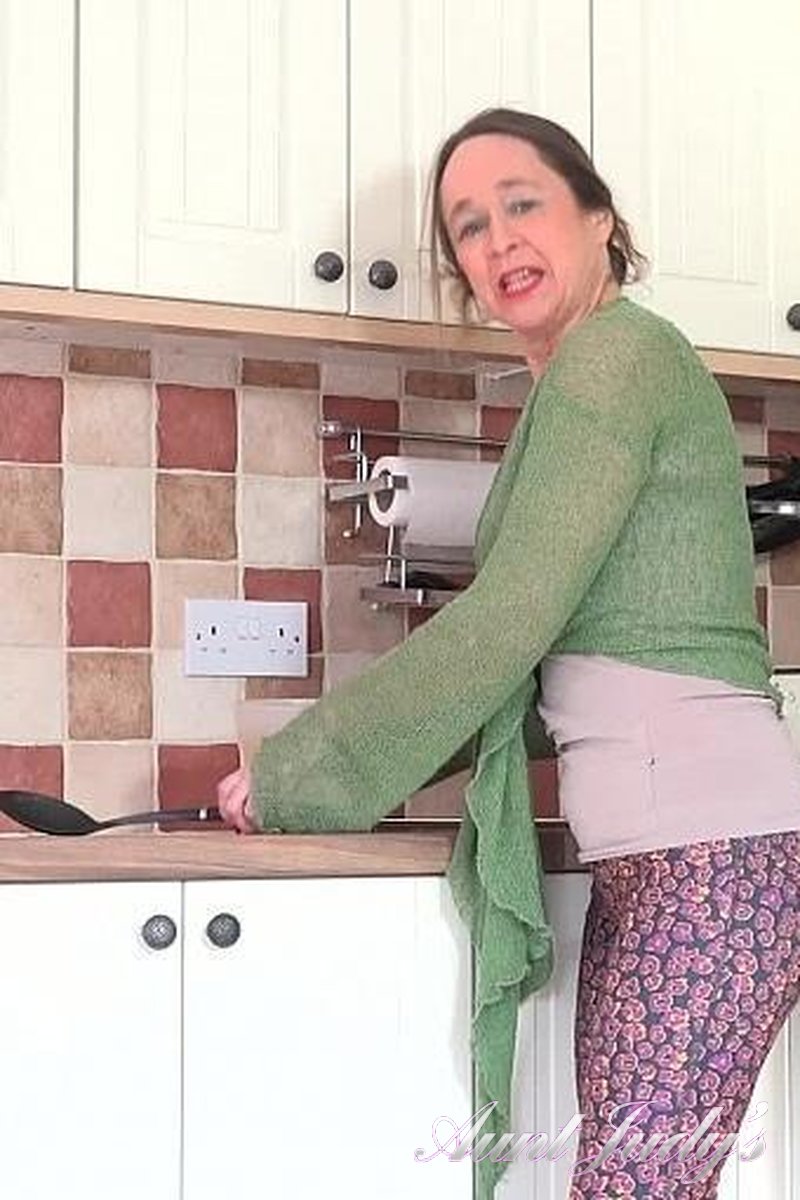 Seducing Auntie Josie in the Kitchen - Screenshot 1 of 4 - Brown Hair