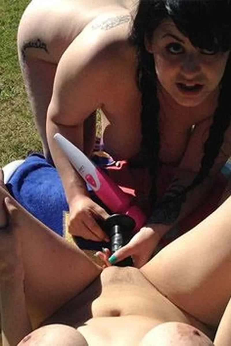 Lesbian Summer: Pool, Sex & Toys - Screenshot 1 of 4 - 50 Fps