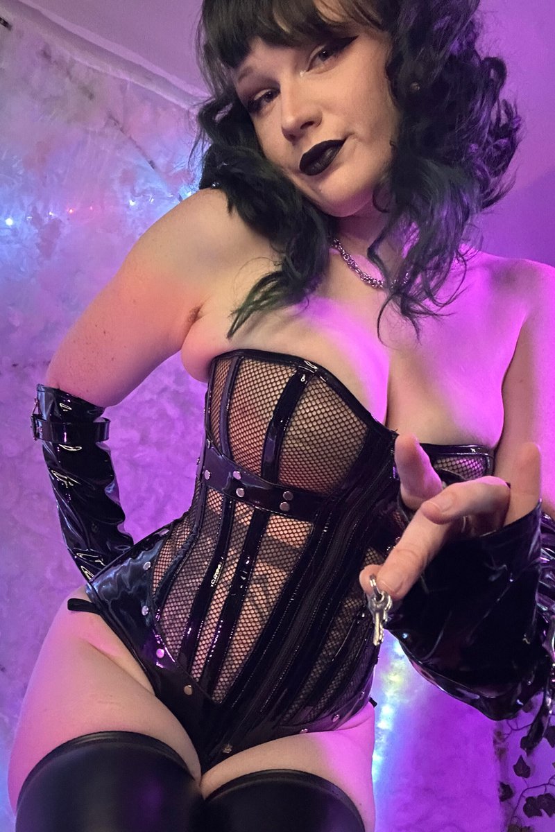 Mean Goth Keyholder - Screenshot 1 of 4 - Bondage