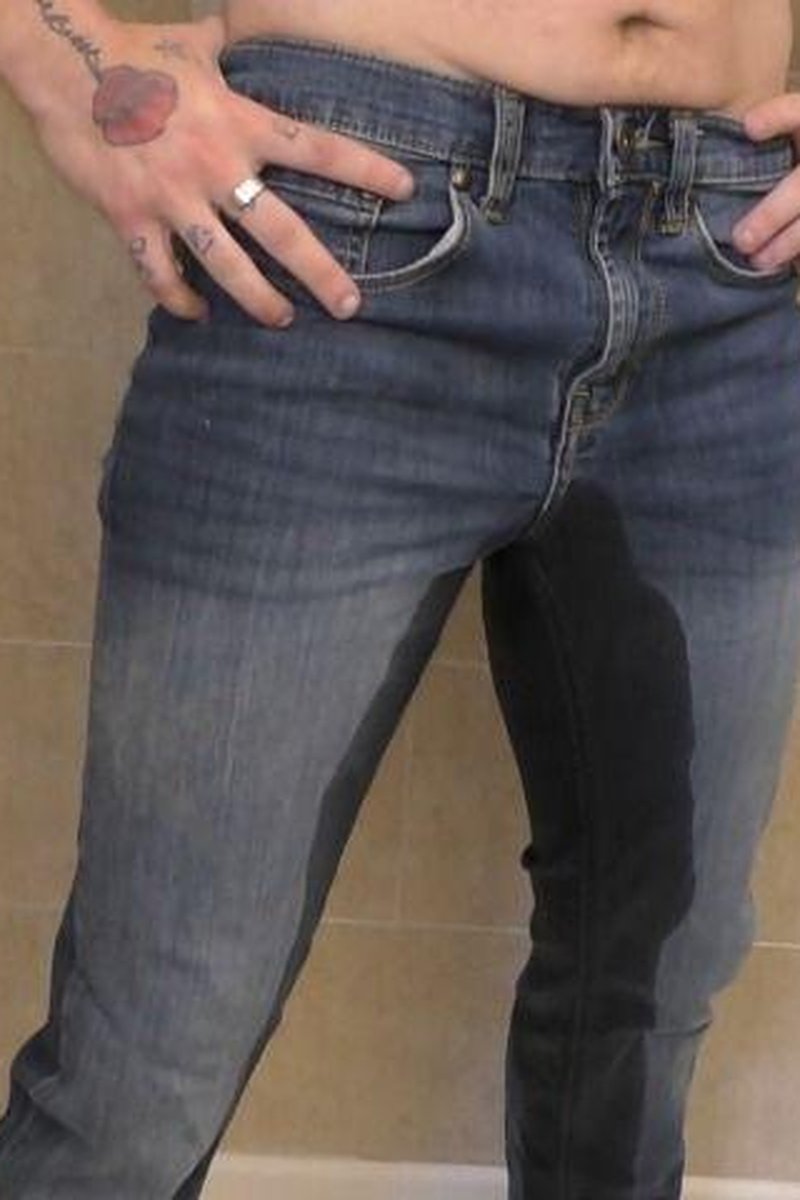A Quick Piss - Screenshot 1 of 4 - Gay