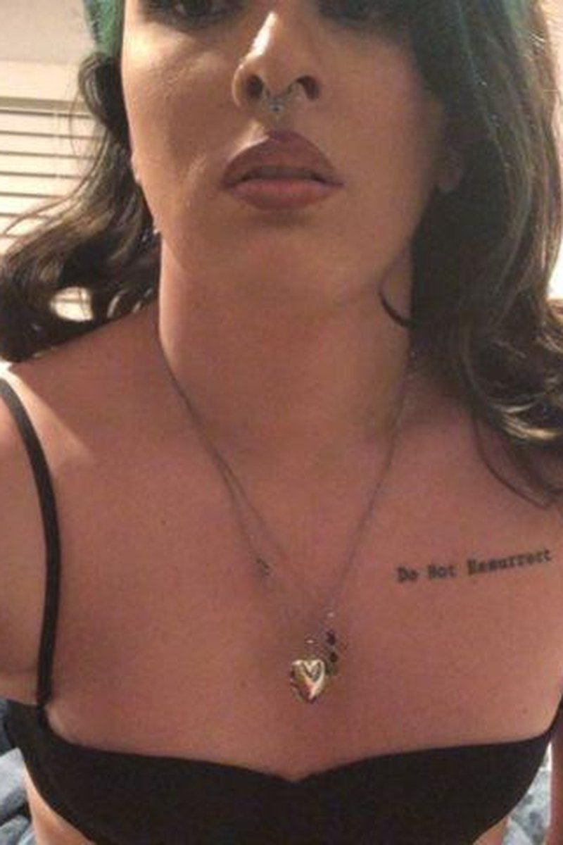Sexy Tgirl Striptease - Screenshot 1 of 4 - Goth