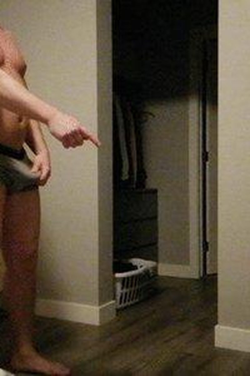 Booty Ballbusting - Screenshot 1 of 4 - Kneeing