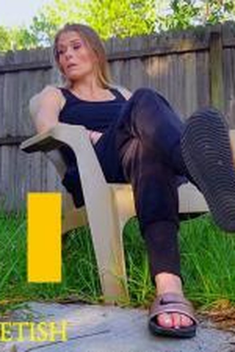 Sweatpants &Slides - Screenshot 1 of 4 - Dangle