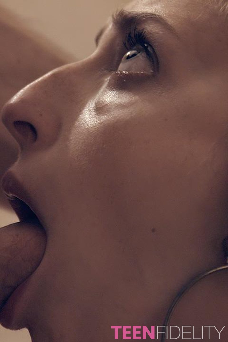 Hipster 2 E248 - Screenshot 1 of 4 - Blowjob