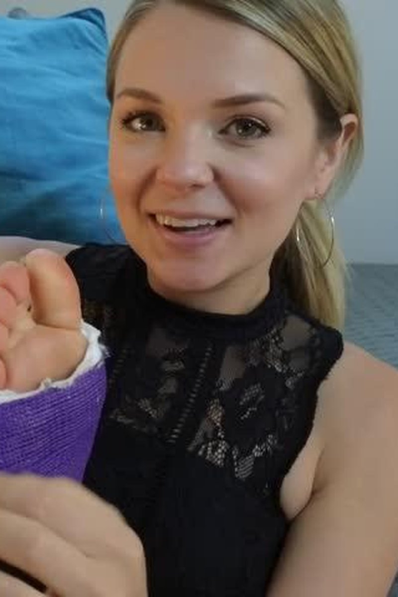 Casted Toe Sucking - Screenshot 1 of 4 - Cast Fetish