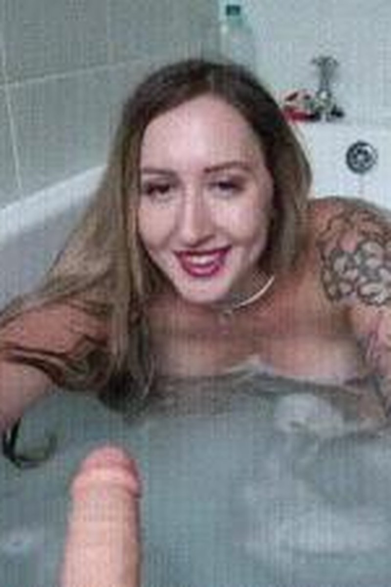 Bathtime Girlfriend Experience - Screenshot 1 of 4 - Bathroom