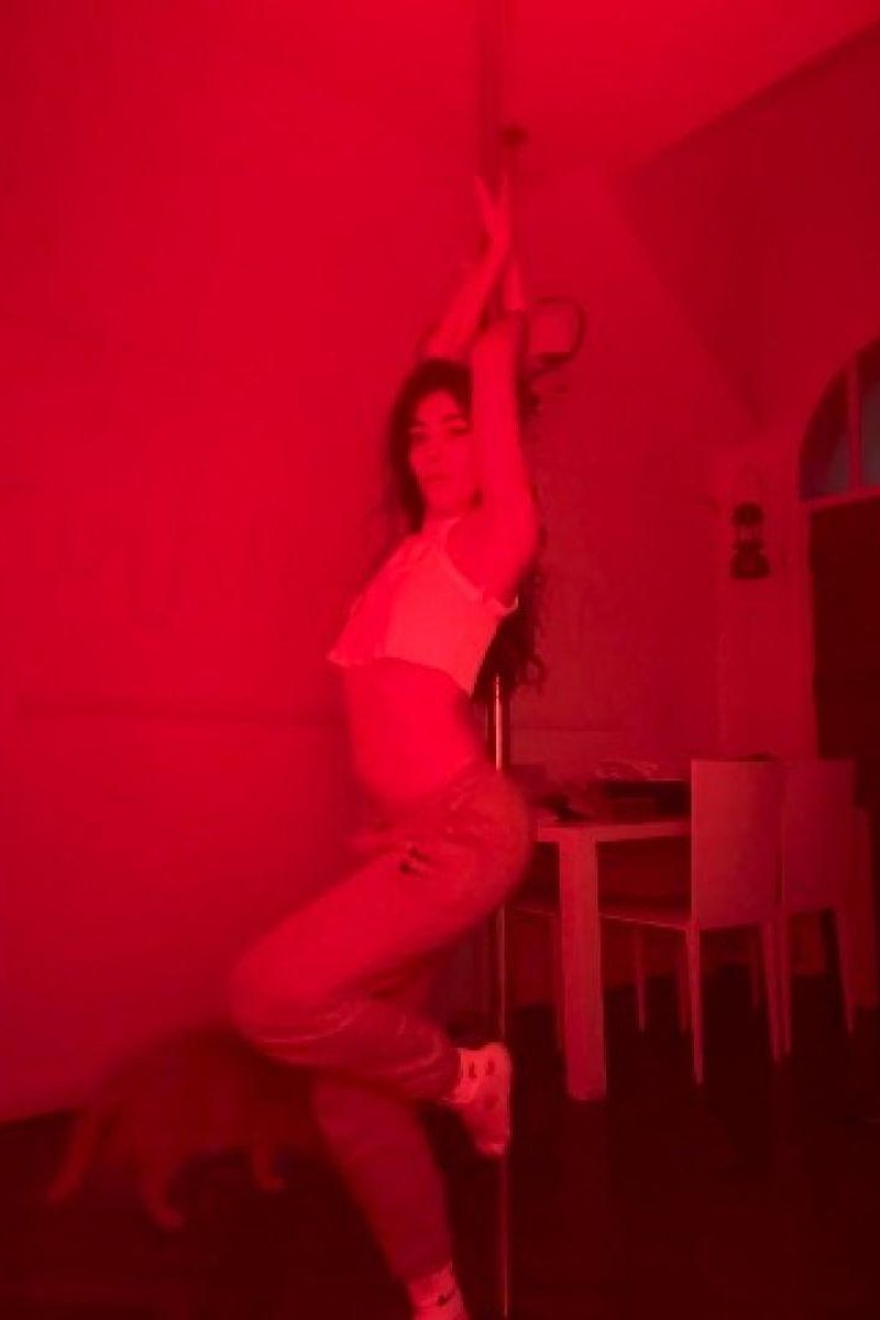 Poledancer At Home - Screenshot 1 of 4 - Brown Hair