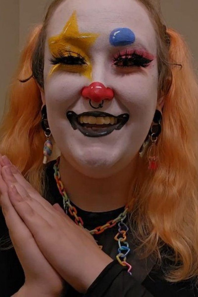 Giving You Clown Makeup - Screenshot 1 of 4 - Cosplay