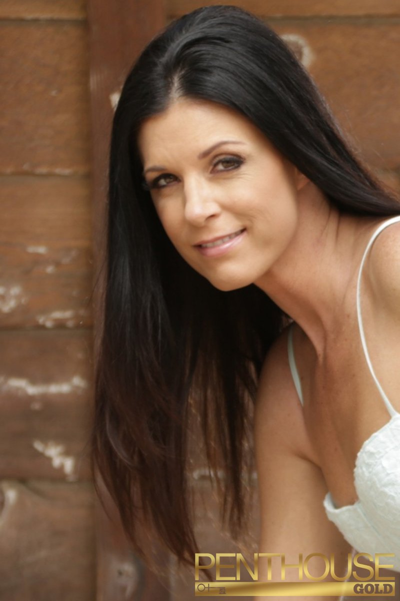 India Goes Cowgirl - Screenshot 1 of 4 - Brown Hair