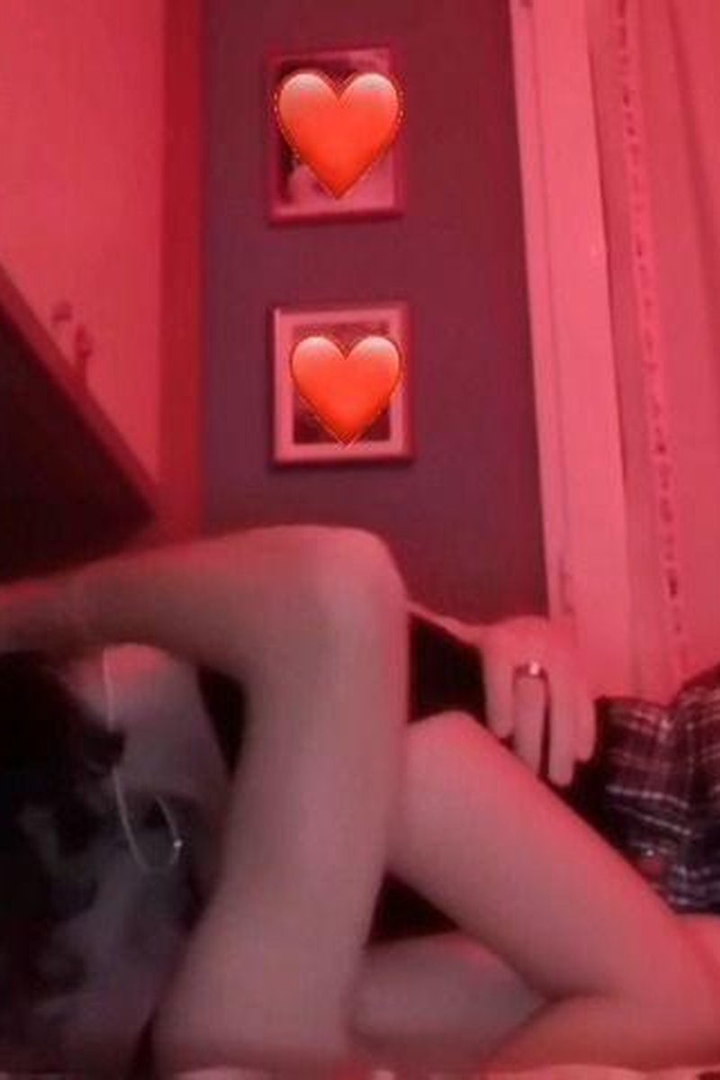 Soft Make-Out Session - Screenshot 1 of 4 - Amateur